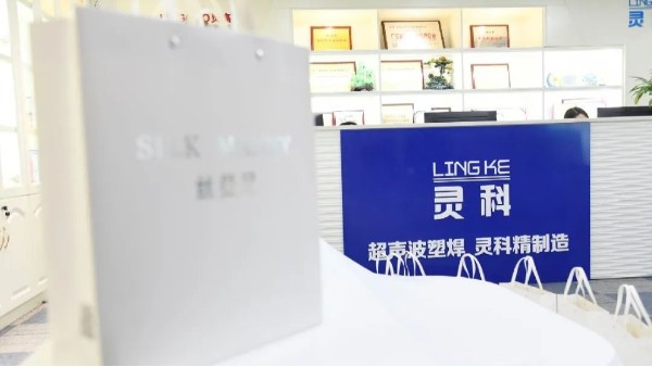 玉鼠辭舊，金牛迎新，靈科年禮賀新春！